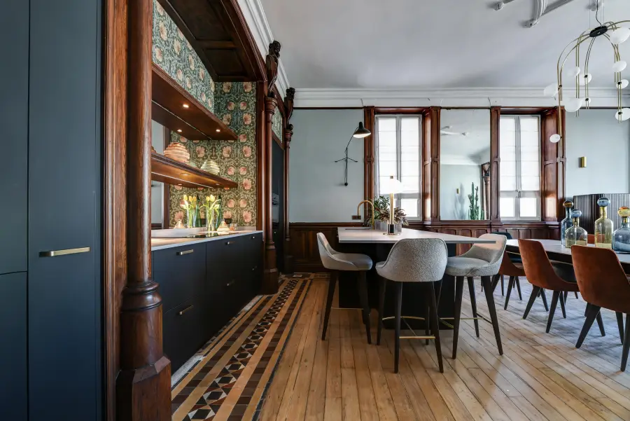 Cuisine bleu nuit, bois & laiton à Biarritz — L'atelier Contemporain × Cenza