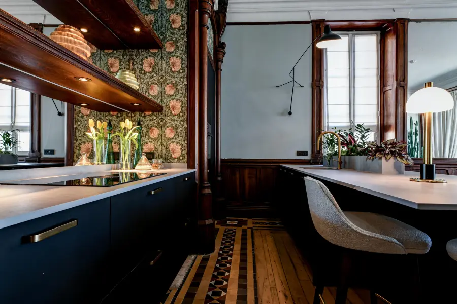 Cuisine bleu nuit, bois & laiton à Biarritz — L'atelier Contemporain × Cenza