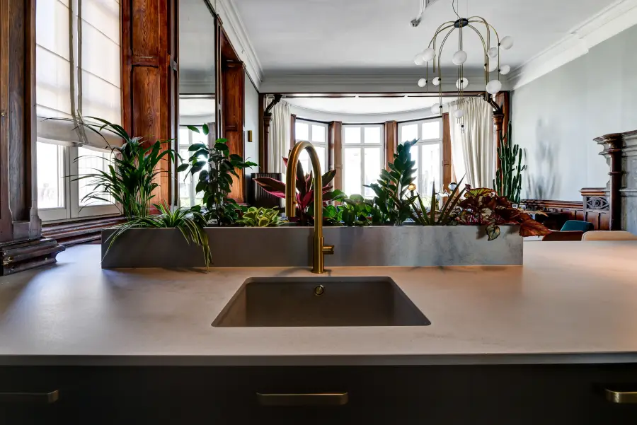 Cuisine bleu nuit, bois & laiton à Biarritz — L'atelier Contemporain × Cenza