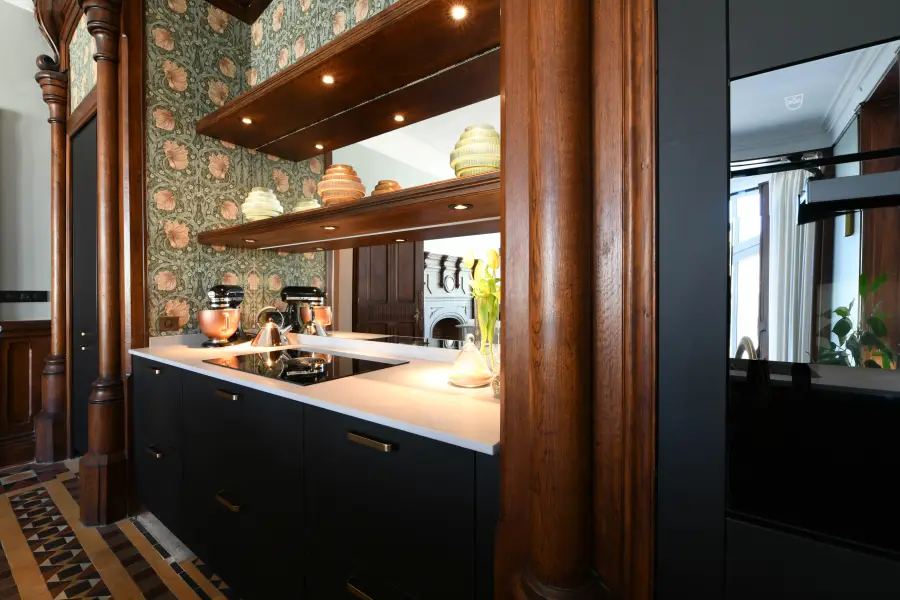 Cuisine bleu nuit, bois & laiton à Biarritz — L'atelier Contemporain × Cenza