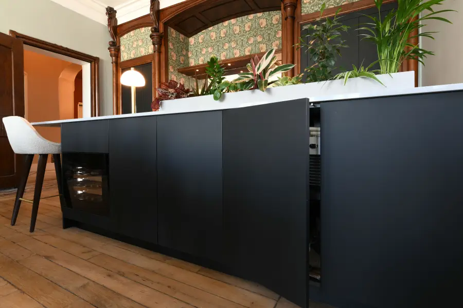 Cuisine bleu nuit, bois & laiton à Biarritz — L'atelier Contemporain × Cenza