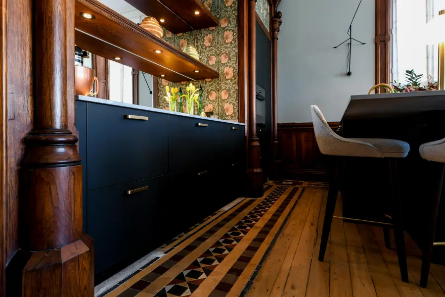 Cuisine bleu nuit, bois & laiton à Biarritz — L'atelier Contemporain × Cenza