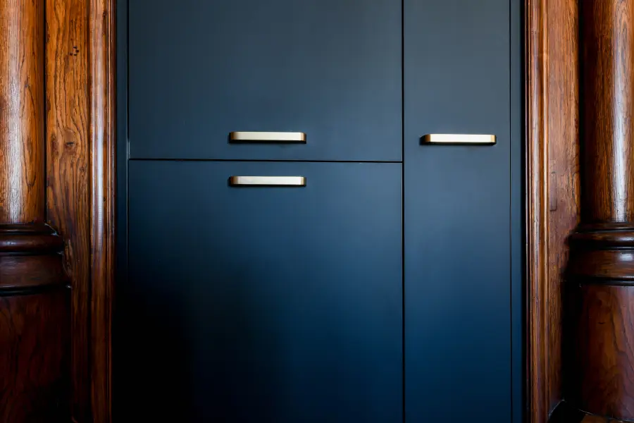 Cuisine bleu nuit, bois & laiton à Biarritz — L'atelier Contemporain × Cenza