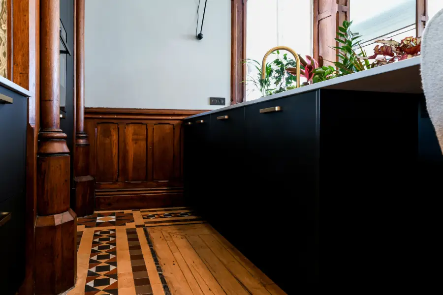 Cuisine bleu nuit, bois & laiton à Biarritz — L'atelier Contemporain × Cenza