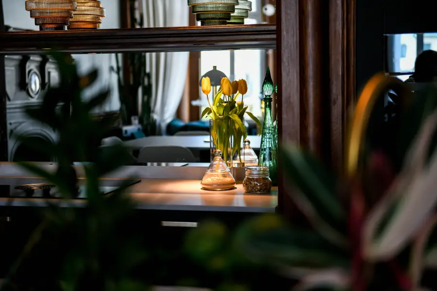 Cuisine bleu nuit, bois & laiton à Biarritz — L'atelier Contemporain × Cenza
