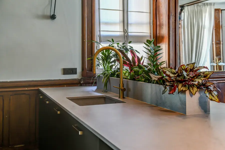 Cuisine bleu nuit, bois & laiton à Biarritz — L'atelier Contemporain × Cenza