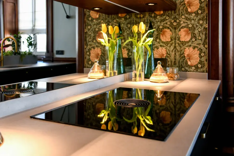Cuisine bleu nuit, bois & laiton à Biarritz — L'atelier Contemporain × Cenza