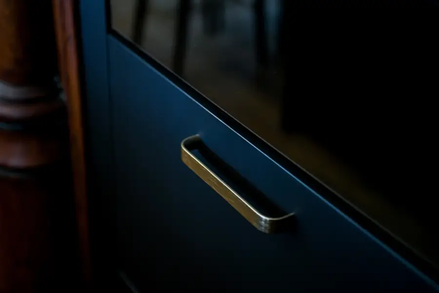 Cuisine bleu nuit, bois & laiton à Biarritz — L'atelier Contemporain × Cenza