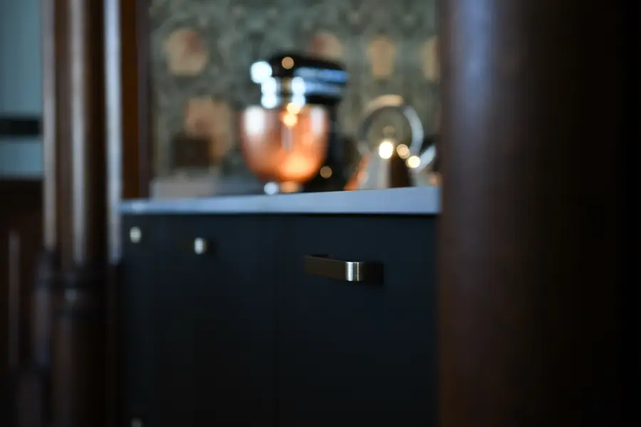 Cuisine bleu nuit, bois & laiton à Biarritz — L'atelier Contemporain × Cenza