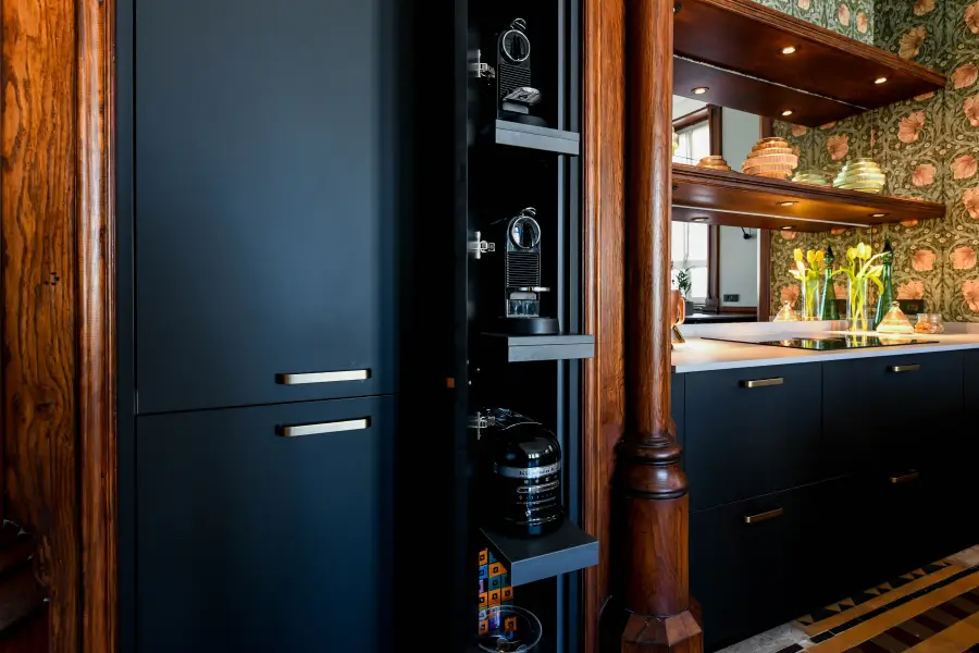 Cuisine bleu nuit, bois & laiton à Biarritz — L'atelier Contemporain × Cenza