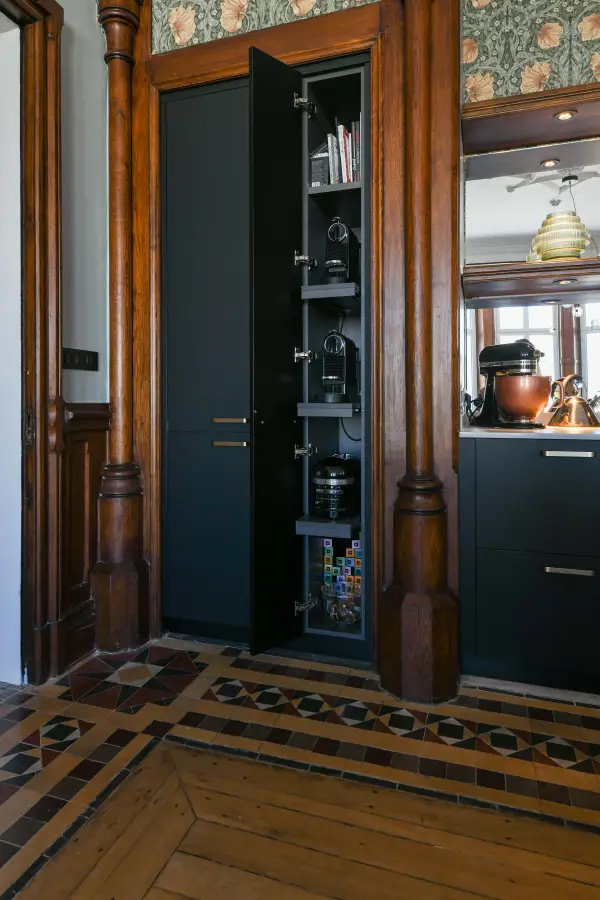 Cuisine bleu nuit, bois & laiton à Biarritz — L'atelier Contemporain × Cenza