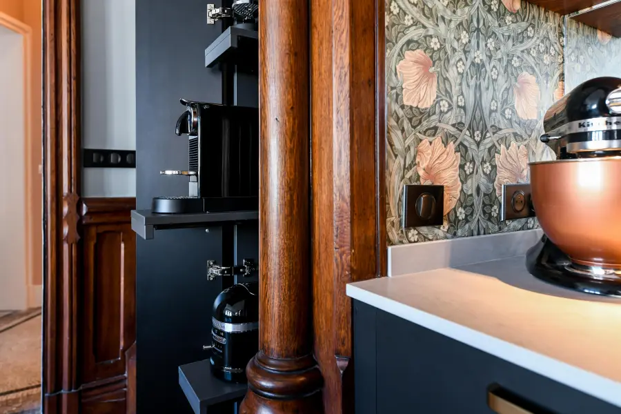 Cuisine bleu nuit, bois & laiton à Biarritz — L'atelier Contemporain × Cenza