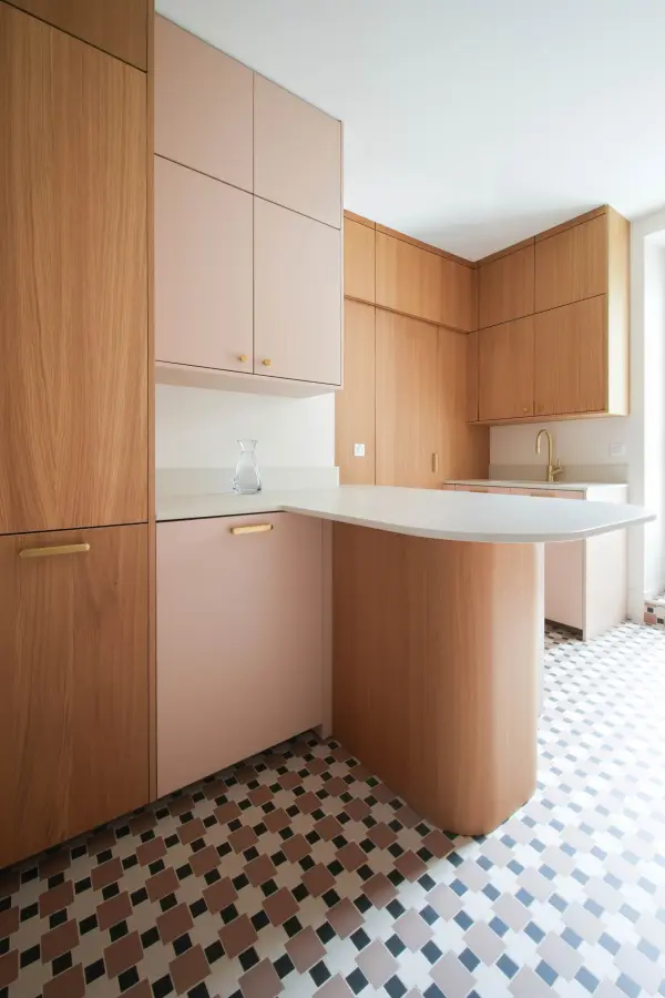Cuisine bois clair, blanc & laiton à Biarritz — L'atelier Contemporain × Cenza