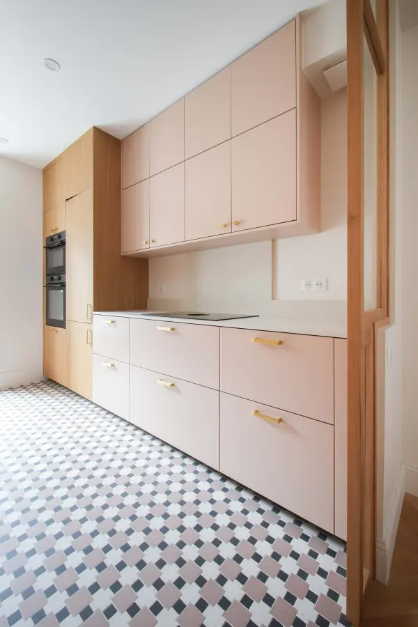 Cuisine bois clair, blanc & laiton à Biarritz — L'atelier Contemporain × Cenza