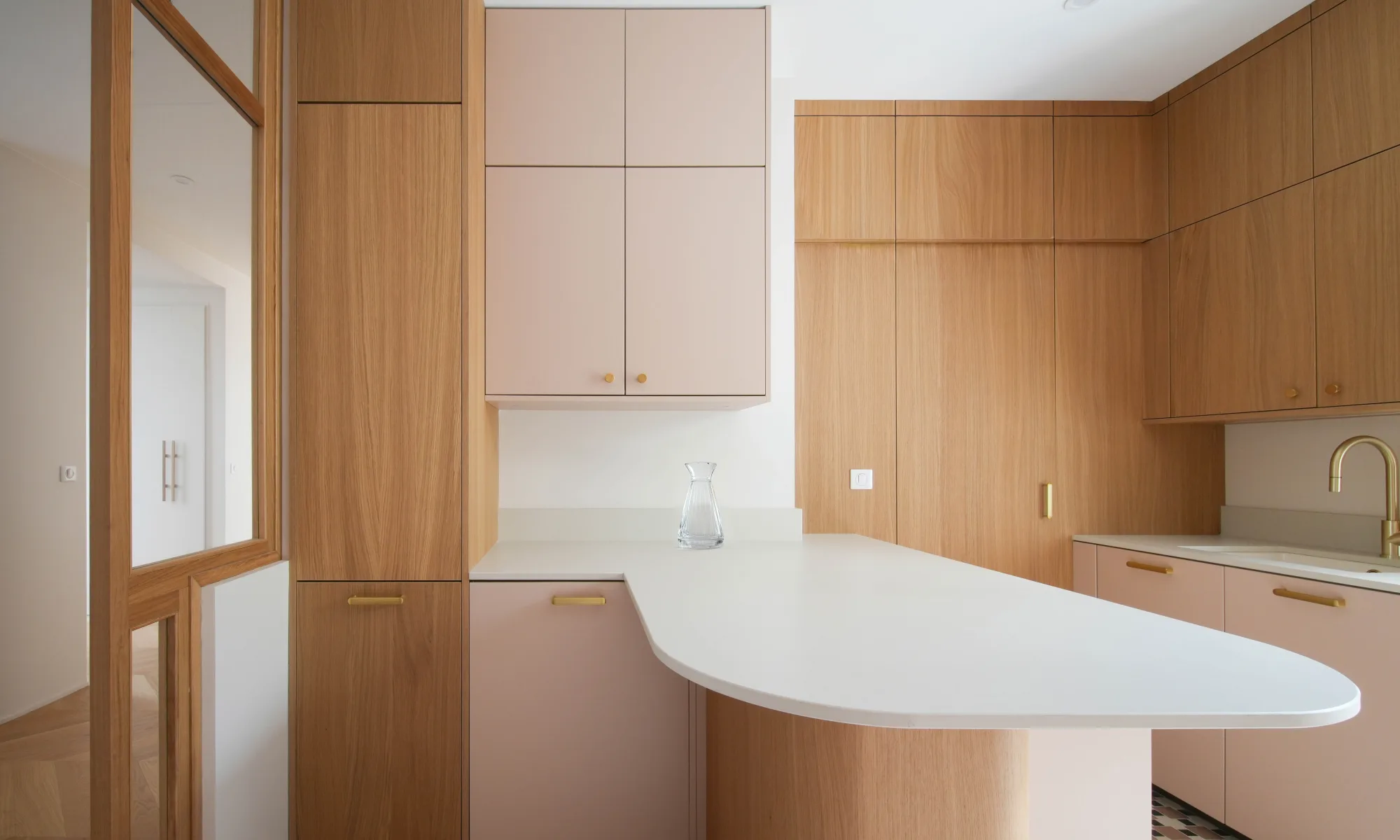 Cuisine bois clair, blanc & laiton à Biarritz — L'atelier Contemporain × Cenza