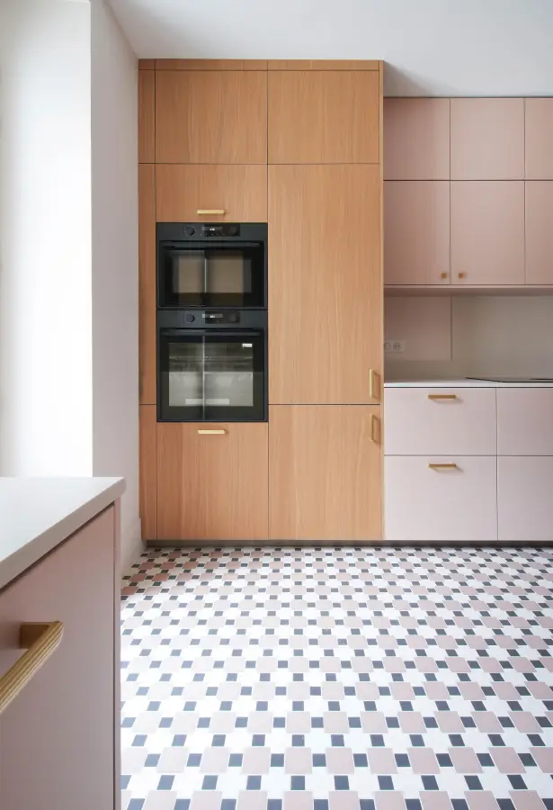 Cuisine bois clair, blanc & laiton à Biarritz — L'atelier Contemporain × Cenza