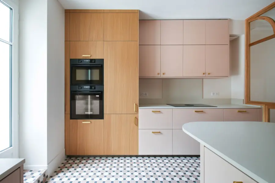 Cuisine bois clair, blanc & laiton à Biarritz — L'atelier Contemporain × Cenza