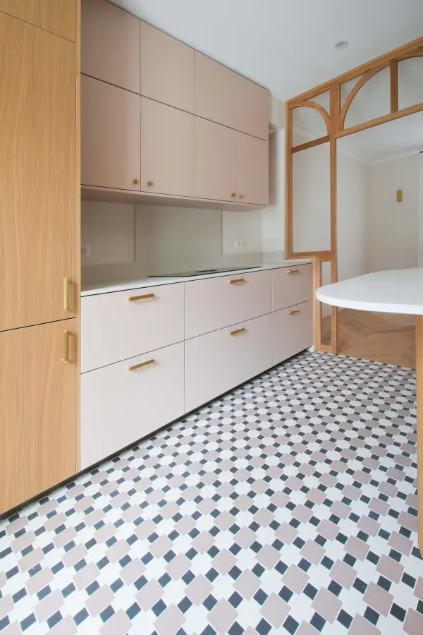 Cuisine bois clair, blanc & laiton à Biarritz — L'atelier Contemporain × Cenza