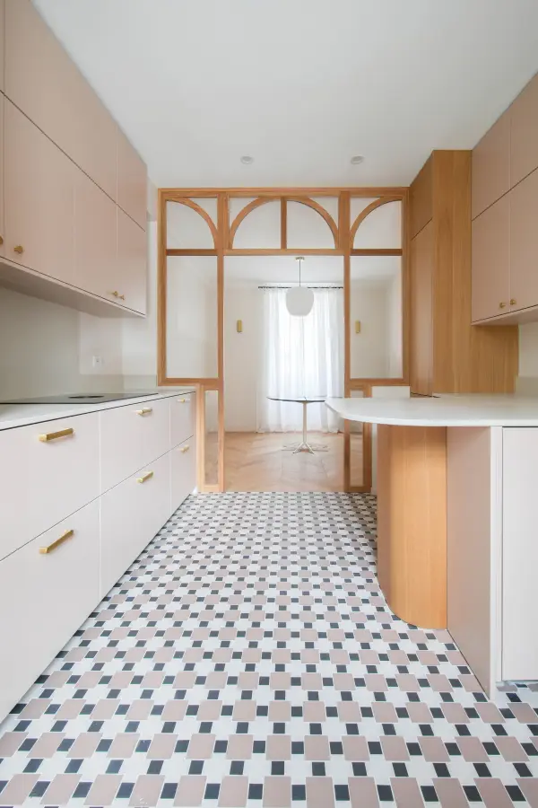 Cuisine bois clair, blanc & laiton à Biarritz — L'atelier Contemporain × Cenza