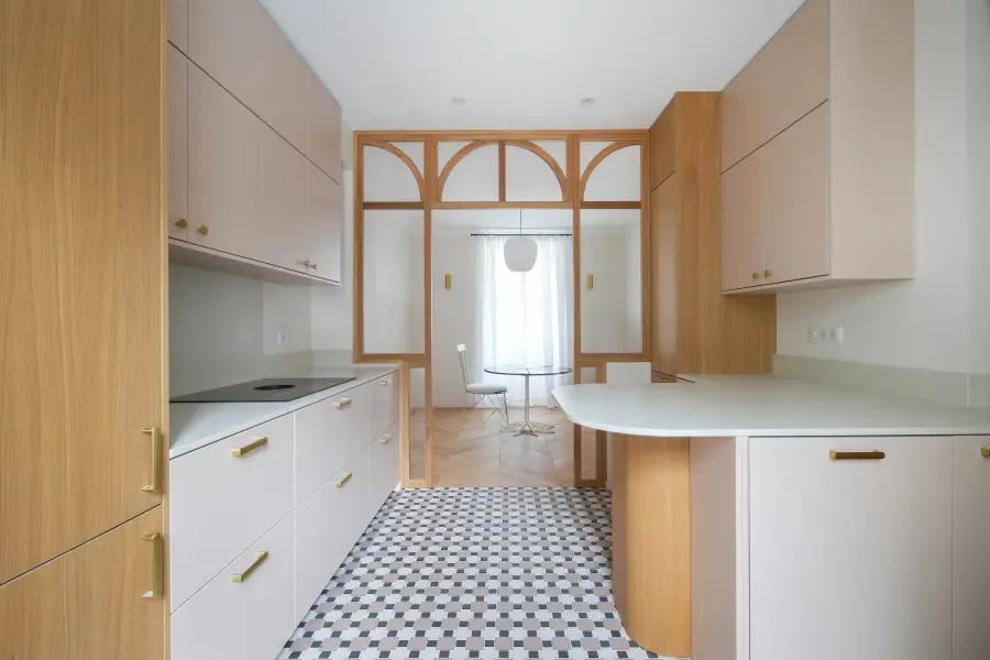 Cuisine bois clair, blanc & laiton à Biarritz — L'atelier Contemporain × Cenza