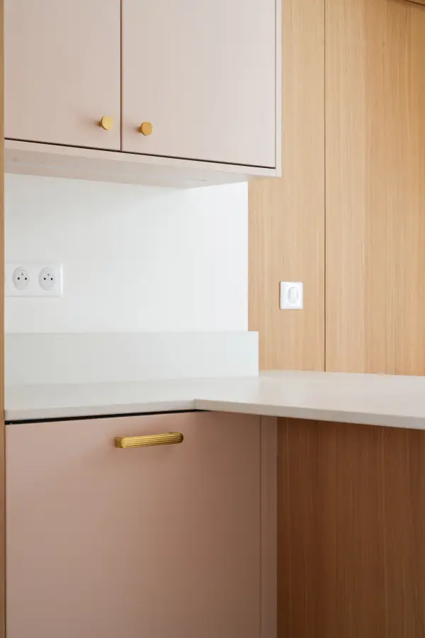Cuisine bois clair, blanc & laiton à Biarritz — L'atelier Contemporain × Cenza