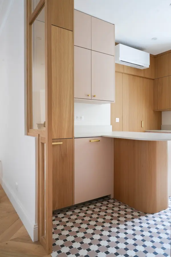 Cuisine bois clair, blanc & laiton à Biarritz — L'atelier Contemporain × Cenza