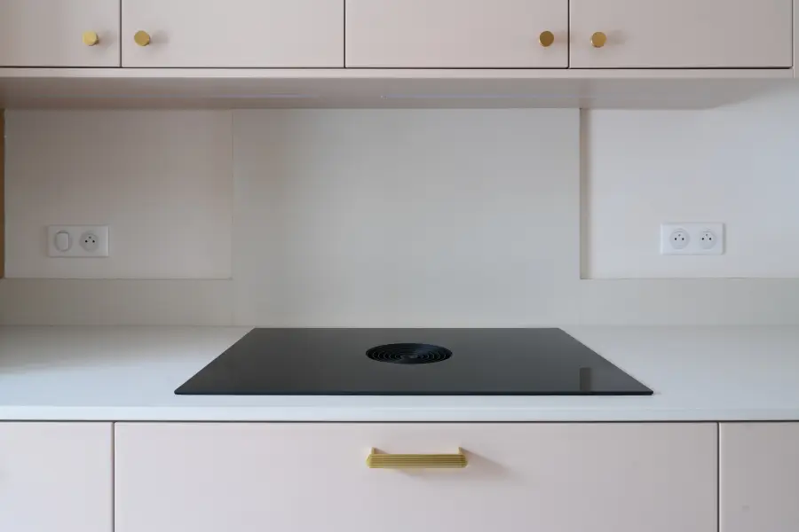 Cuisine bois clair, blanc & laiton à Biarritz — L'atelier Contemporain × Cenza