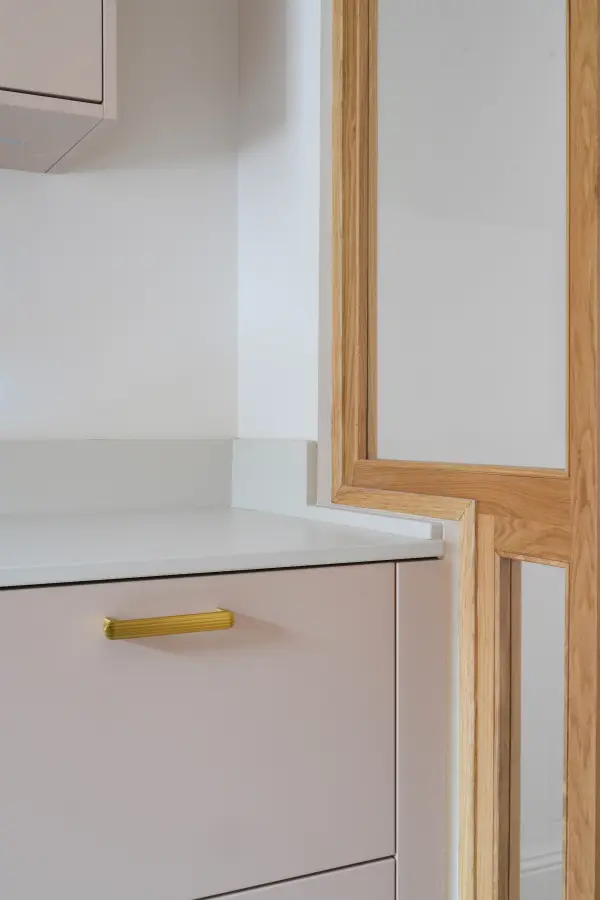 Cuisine bois clair, blanc & laiton à Biarritz — L'atelier Contemporain × Cenza