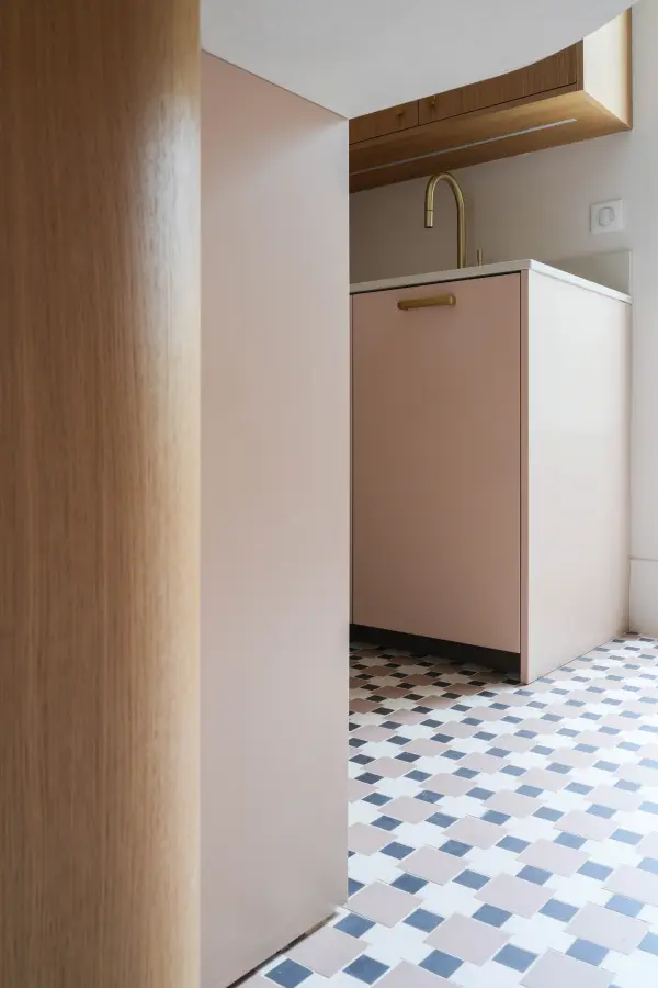 Cuisine bois clair, blanc & laiton à Biarritz — L'atelier Contemporain × Cenza