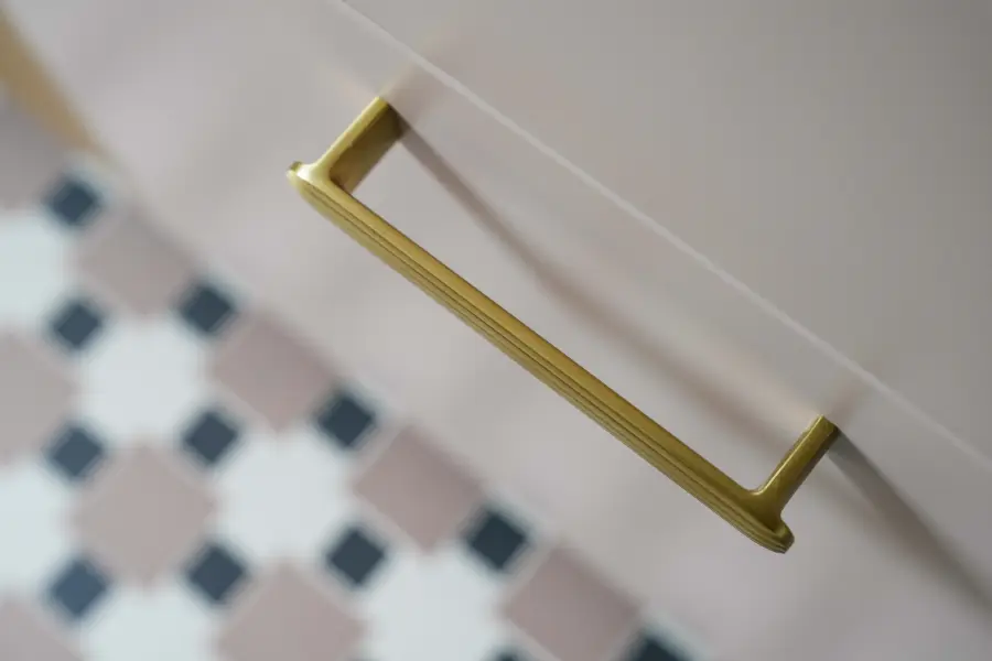 Cuisine bois clair, blanc & laiton à Biarritz — L'atelier Contemporain × Cenza