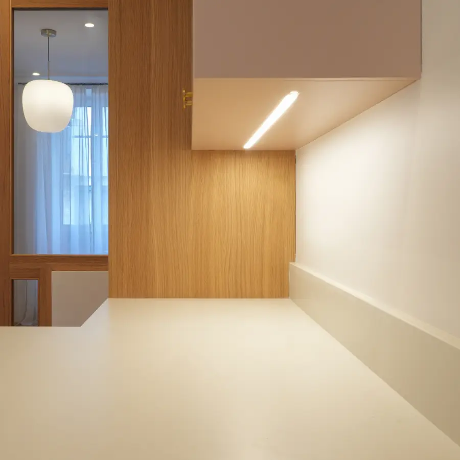 Cuisine bois clair, blanc & laiton à Biarritz — L'atelier Contemporain × Cenza