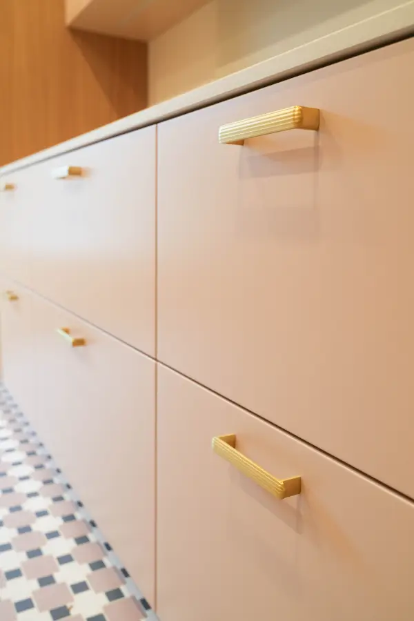 Cuisine bois clair, blanc & laiton à Biarritz — L'atelier Contemporain × Cenza