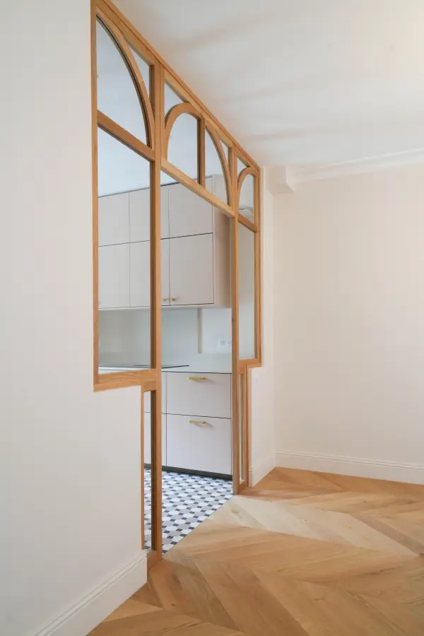 Cuisine bois clair, blanc & laiton à Biarritz — L'atelier Contemporain × Cenza