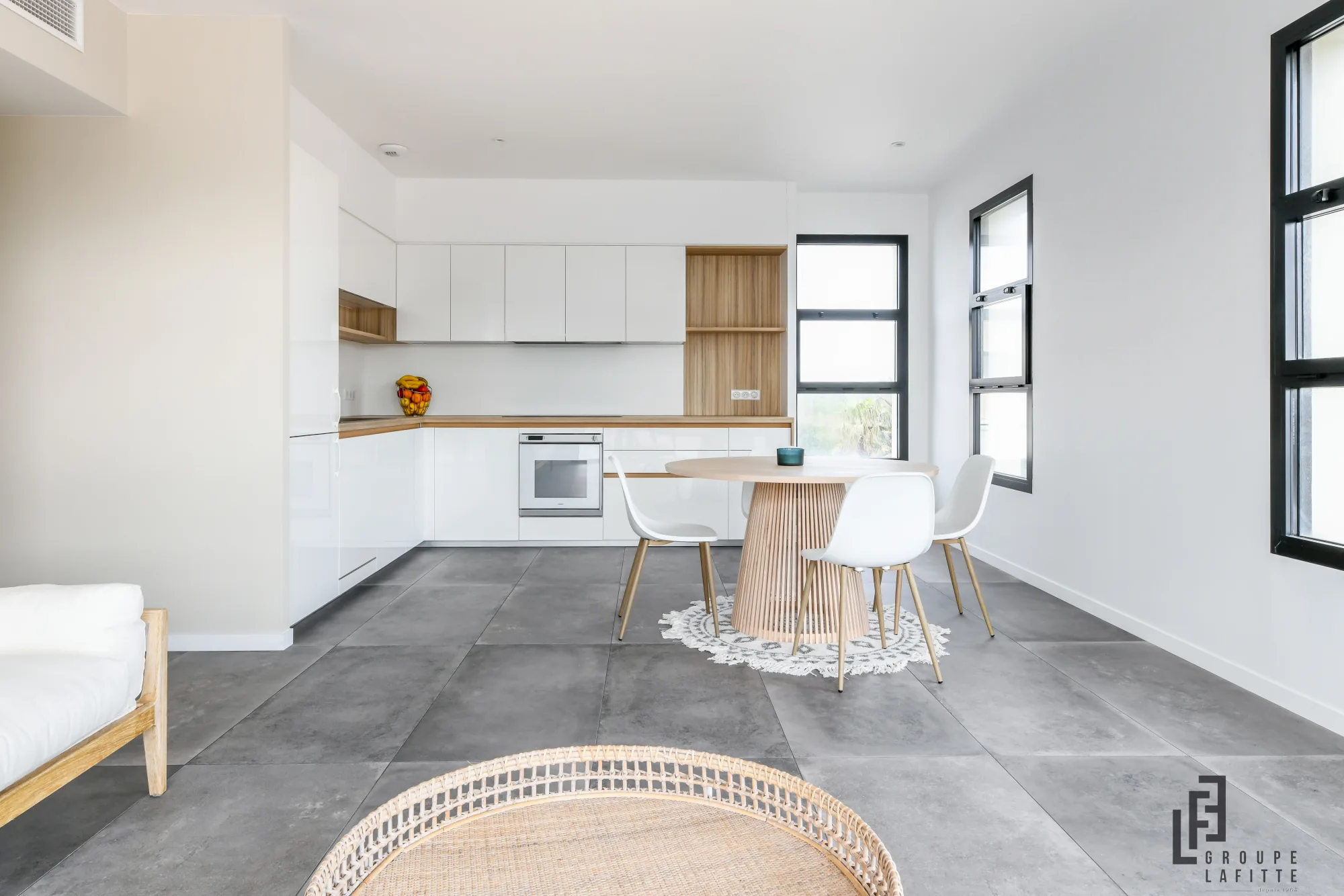 Cuisine blanche minimaliste à Seignosse — L'atelier Contemporain × Cenza