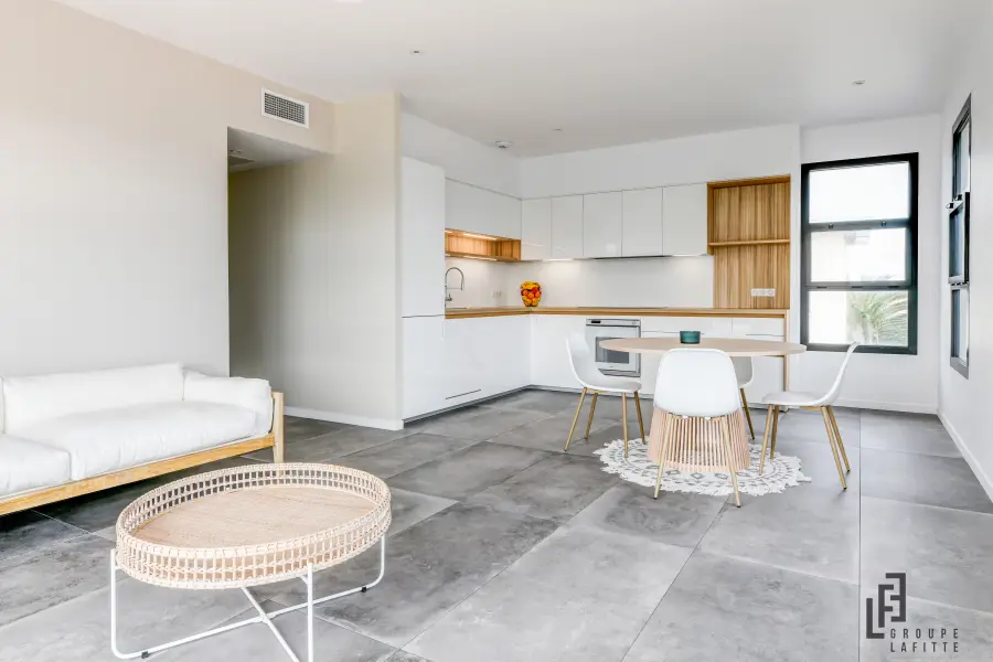 Cuisine blanche minimaliste à Seignosse — L'atelier Contemporain × Cenza