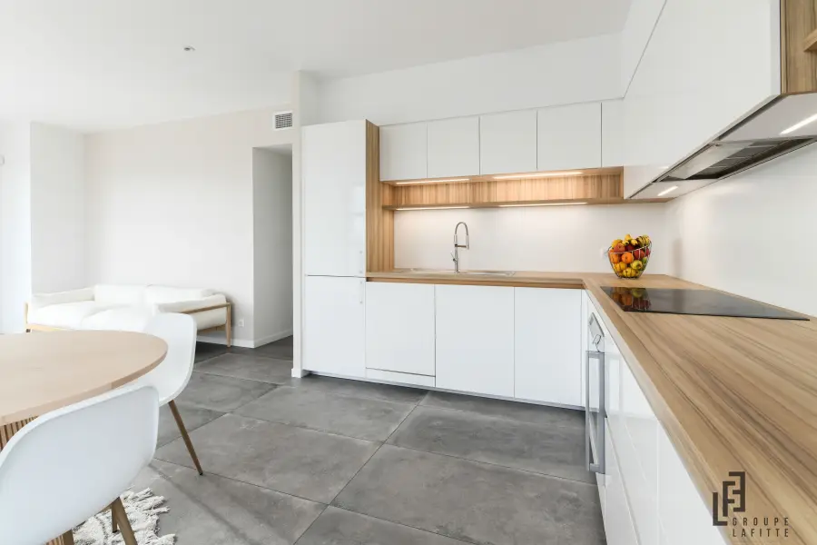 Cuisine blanche minimaliste à Seignosse — L'atelier Contemporain × Cenza