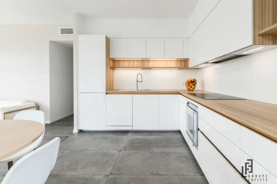 Cuisine blanche minimaliste à Seignosse — L'atelier Contemporain × Cenza