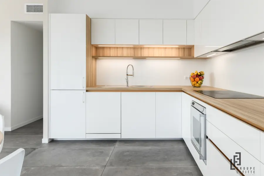 Cuisine blanche minimaliste à Seignosse — L'atelier Contemporain × Cenza