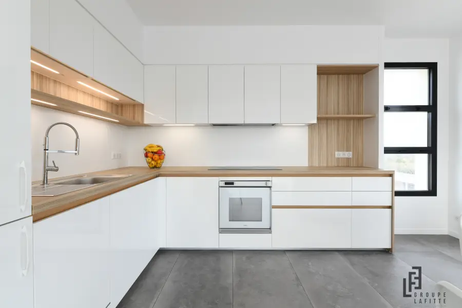 Cuisine blanche minimaliste à Seignosse — L'atelier Contemporain × Cenza