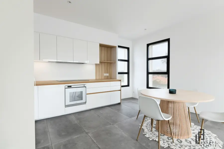 Cuisine blanche minimaliste à Seignosse — L'atelier Contemporain × Cenza