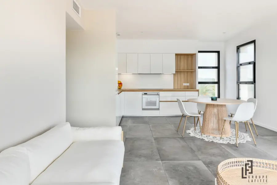 Cuisine blanche minimaliste à Seignosse — L'atelier Contemporain × Cenza