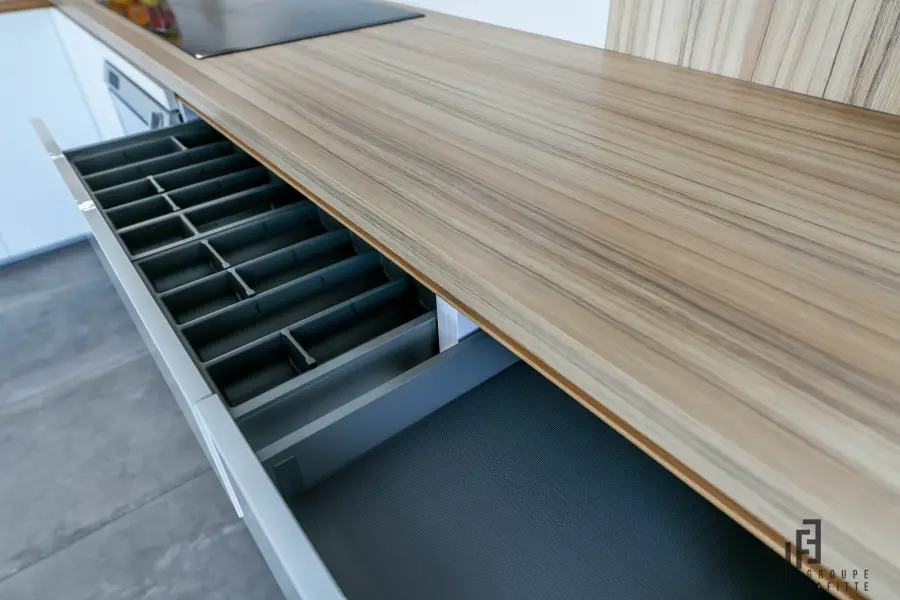 Cuisine blanche minimaliste à Seignosse — L'atelier Contemporain × Cenza