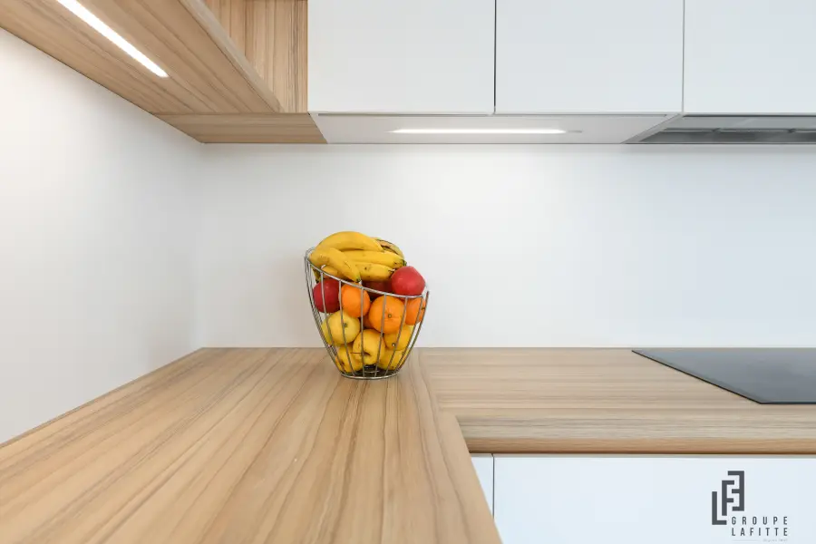 Cuisine blanche minimaliste à Seignosse — L'atelier Contemporain × Cenza