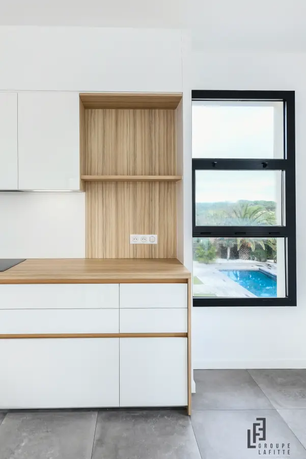 Cuisine blanche minimaliste à Seignosse — L'atelier Contemporain × Cenza