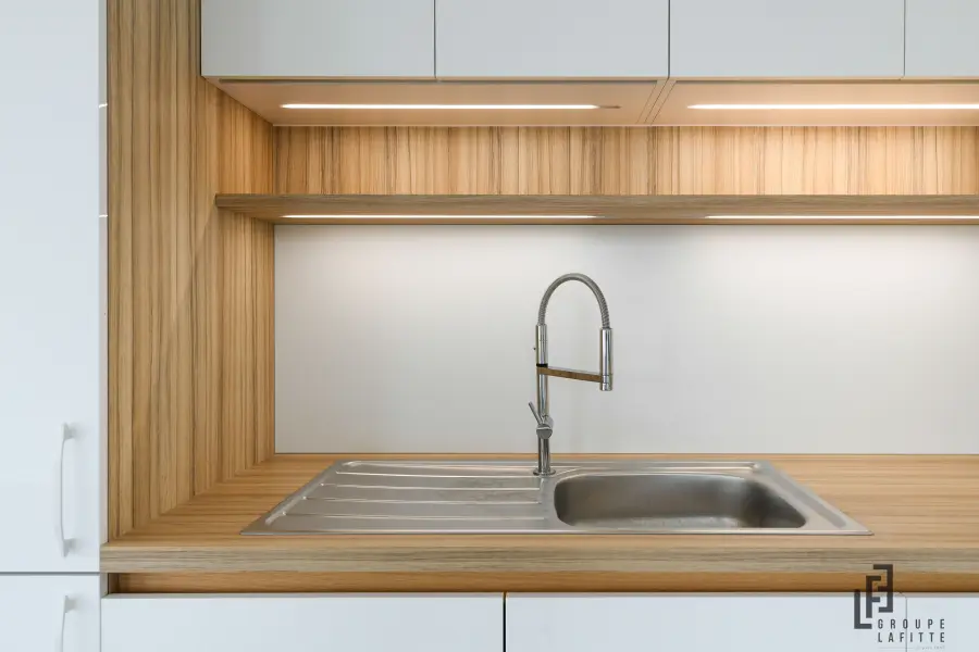 Cuisine blanche minimaliste à Seignosse — L'atelier Contemporain × Cenza