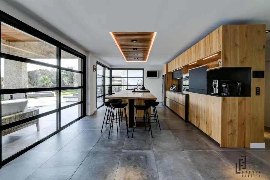 Cuisine bois & anthracite à Seignosse — L'atelier Contemporain × Cenza