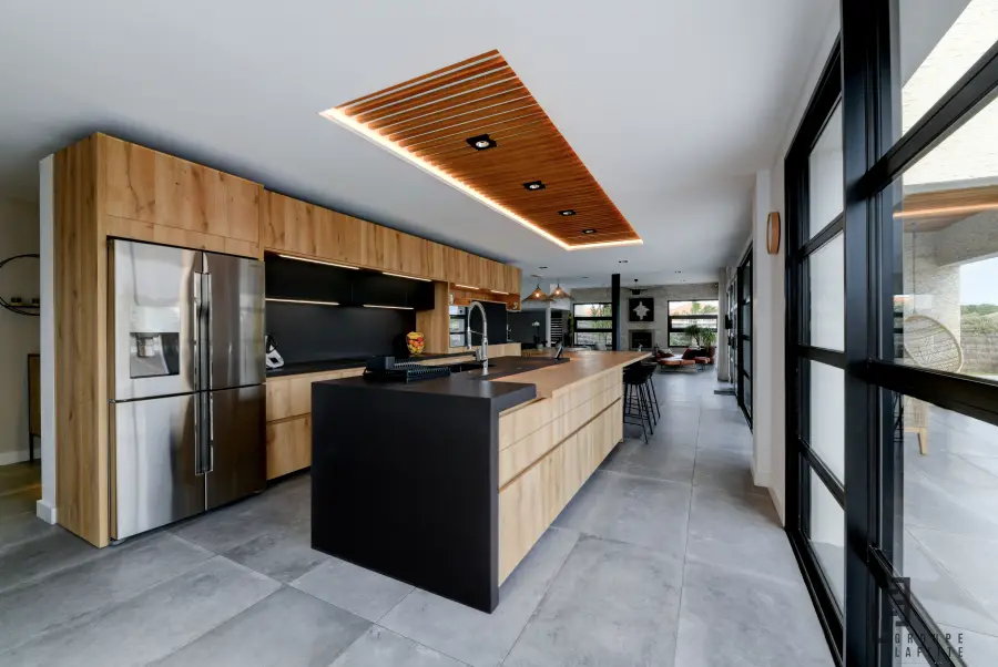Cuisine bois & anthracite à Seignosse — L'atelier Contemporain × Cenza