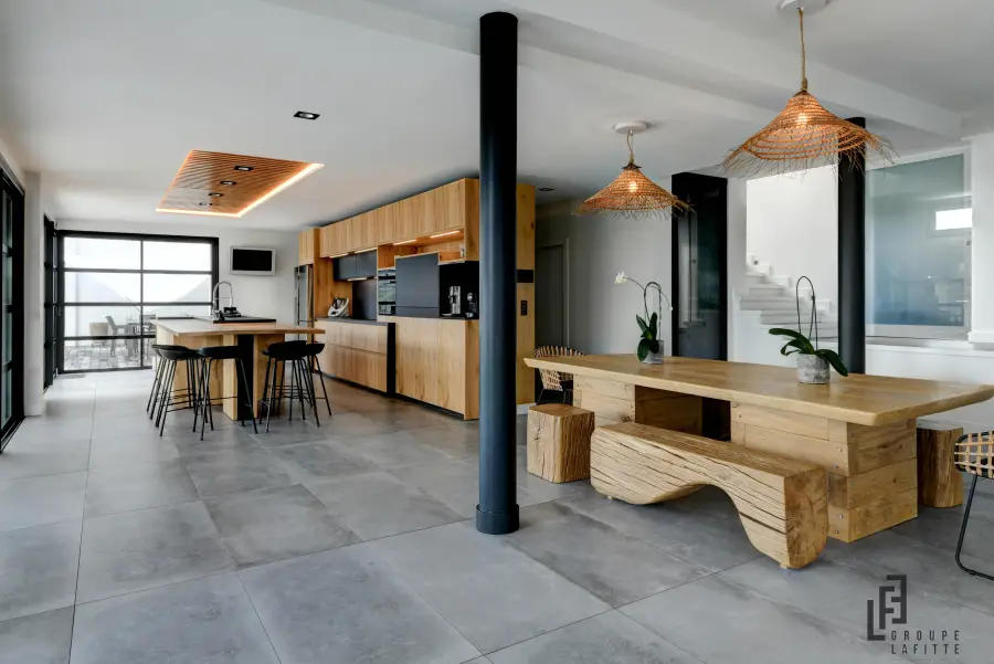 Cuisine bois & anthracite à Seignosse — L'atelier Contemporain × Cenza