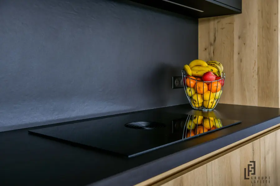 Cuisine bois & anthracite à Seignosse — L'atelier Contemporain × Cenza