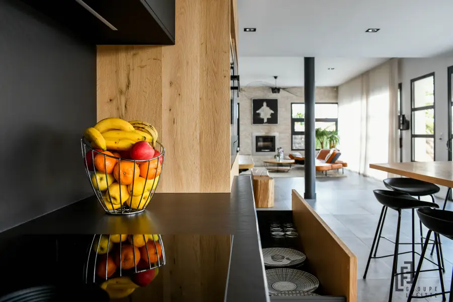 Cuisine bois & anthracite à Seignosse — L'atelier Contemporain × Cenza